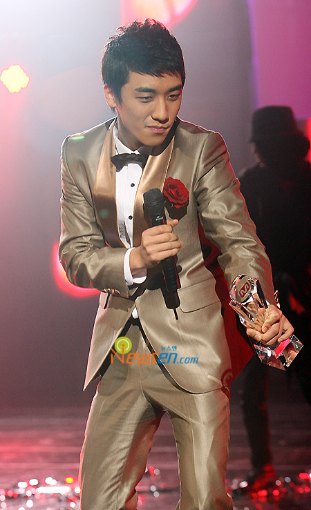 자기 솔로앨범 수록곡의 거의 전부를 작곡한 아이돌.jpg | 인스티즈