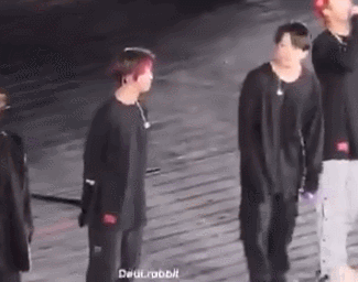 바지가 터진 7년차 아이돌의 대처법 (주어 : 방탄 정국).jpgif | 인스티즈