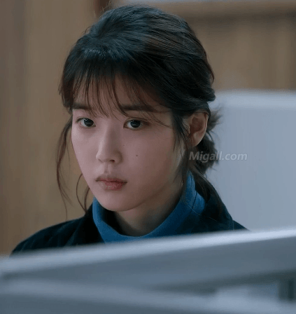 나의 아저씨 무표정 아이유.gif | 인스티즈