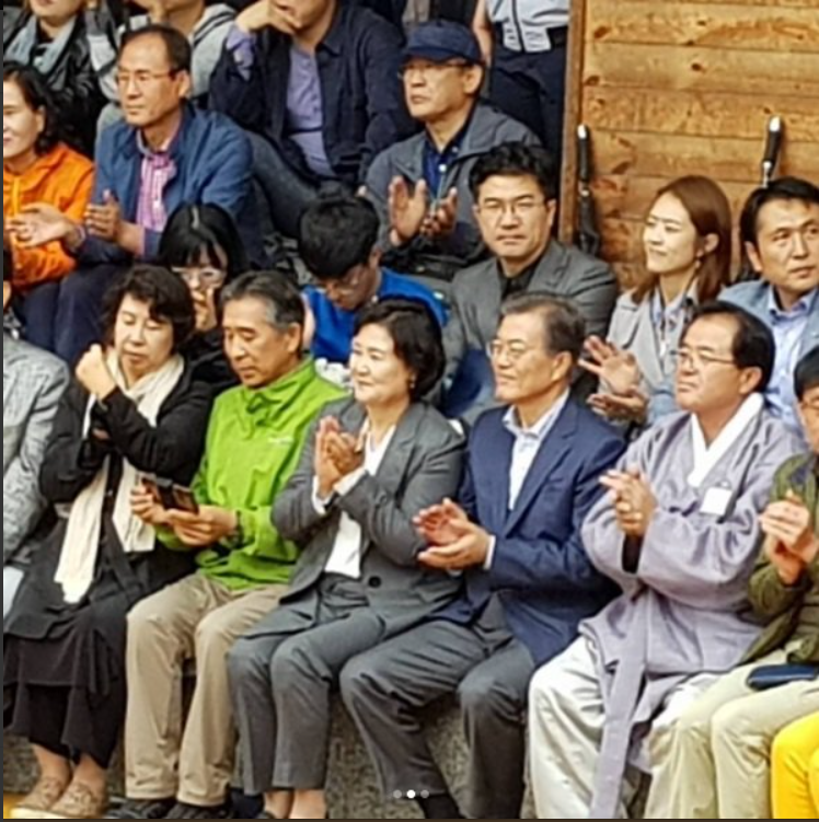 안동 하회마을 방문한 문재인 대통령 흥겨워 어깨 춤도 덩실 덩실 | 인스티즈