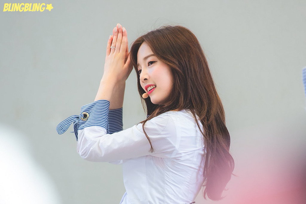 [에이프릴] 일 하다가 잠깐 쉬는 시간이 되서 채경이 | 인스티즈