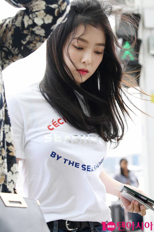 바람 부는 공항의 아이린.jpg | 인스티즈