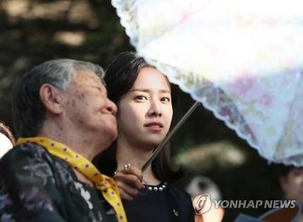위안부 기념식 참석한 한지민 | 인스티즈