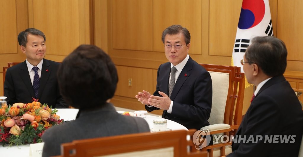 헌법재판관+헌재소장에게 임명장 수여하는 문재인 대통령 | 인스티즈