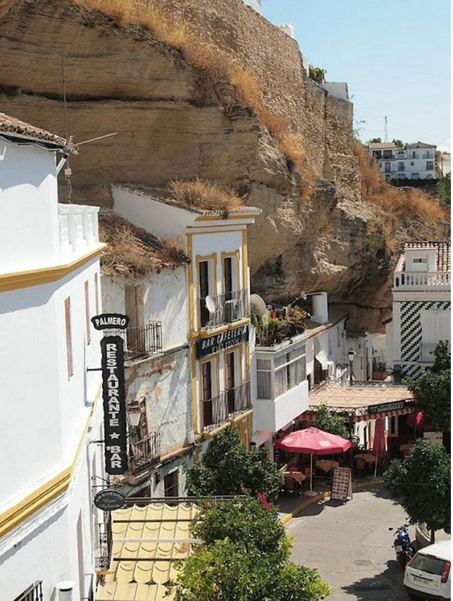 스페인의 바위를 지붕삼아 사는 마을 | 인스티즈