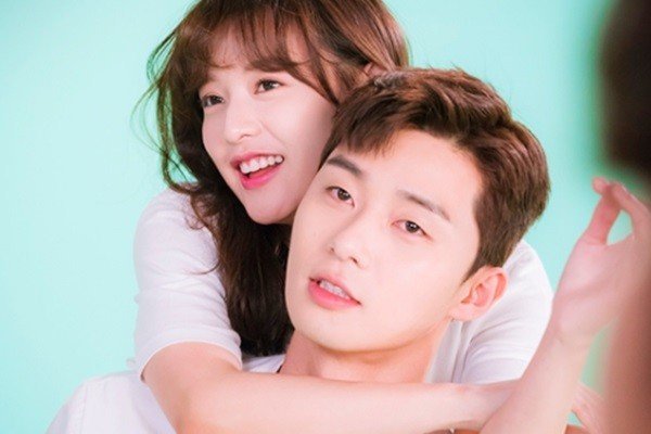 또래 배우들 다 군대 가는데 혼자 여유로운 남자 | 인스티즈