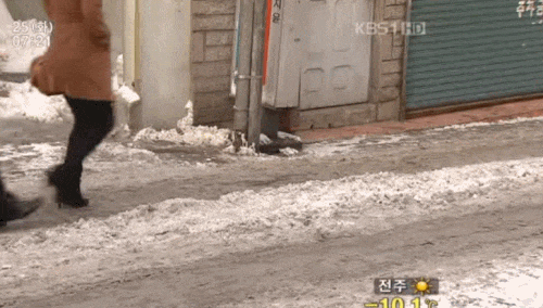 눈길에 미끄러지는 여자들.gif | 인스티즈