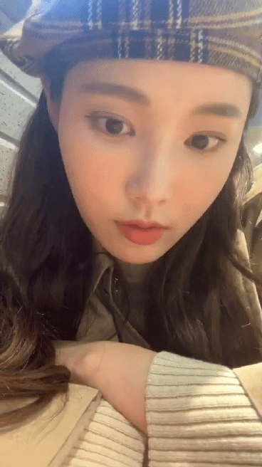 어제 3주년 기념 인스타 라이브한 모모랜드 연우(2).gif | 인스티즈