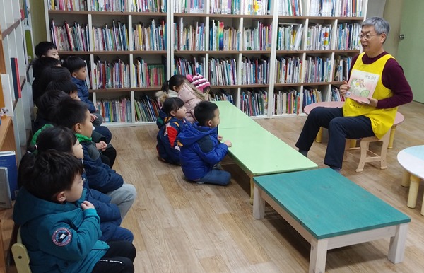 책읽는의자 이미지