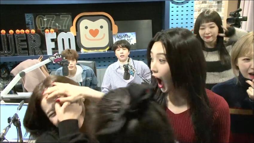 실수로 예리 눈 찌르고 놀란 아이린 | 인스티즈