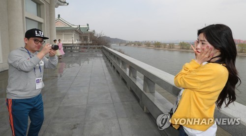 대동강에서 사진 찍는 아이린 | 인스티즈