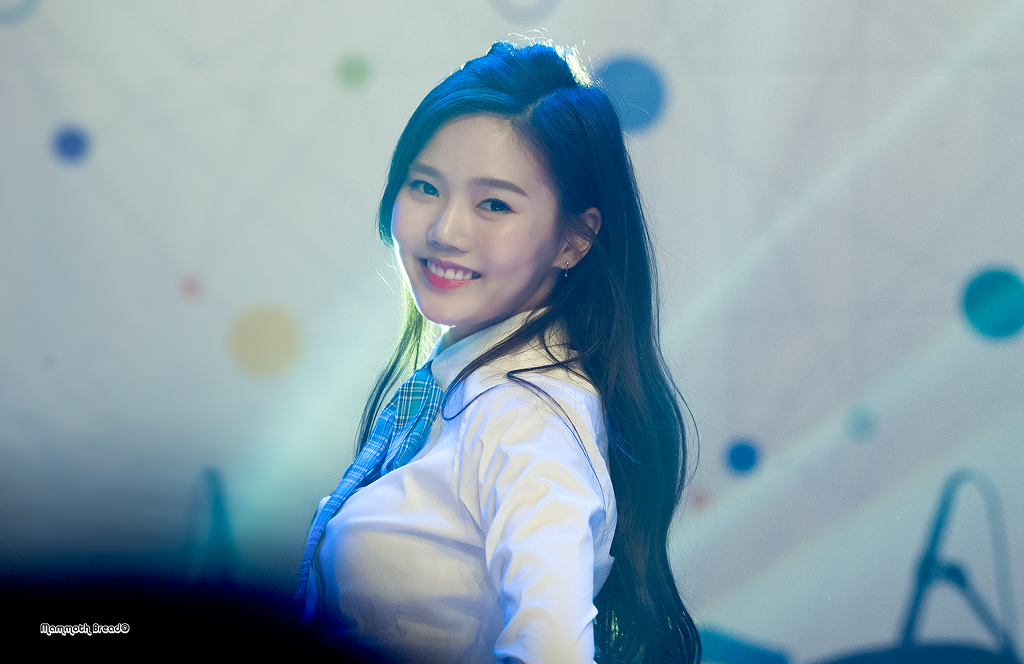 폭죽에 놀랐다가 다시 미소를 찾는 오마이걸 효정.gif | 인스티즈