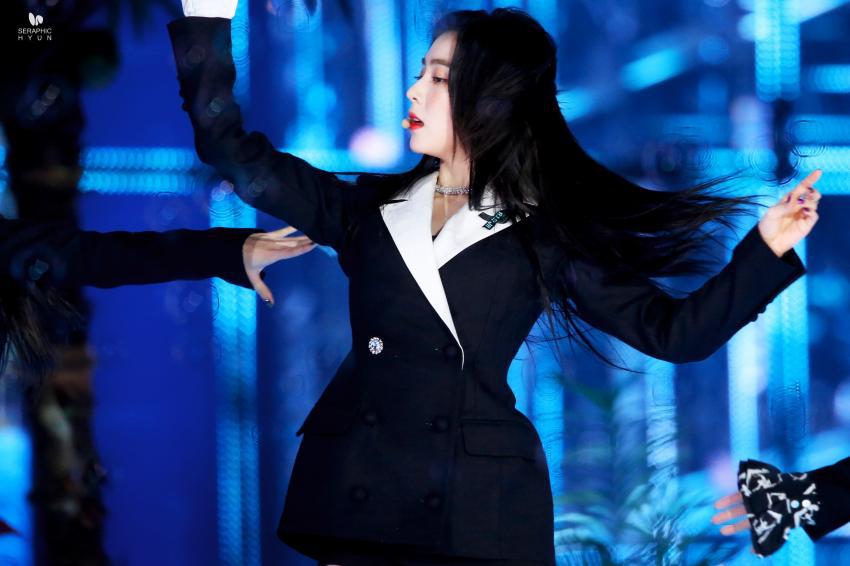 시상식에서 미모 폭격하고 다니는 아이린.jpg | 인스티즈