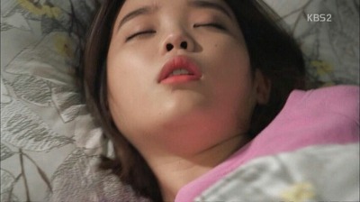 뭔가 뭉클하다는 아이유 | 인스티즈