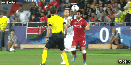 라모스에게 한판 당하는 살라.gif | 인스티즈