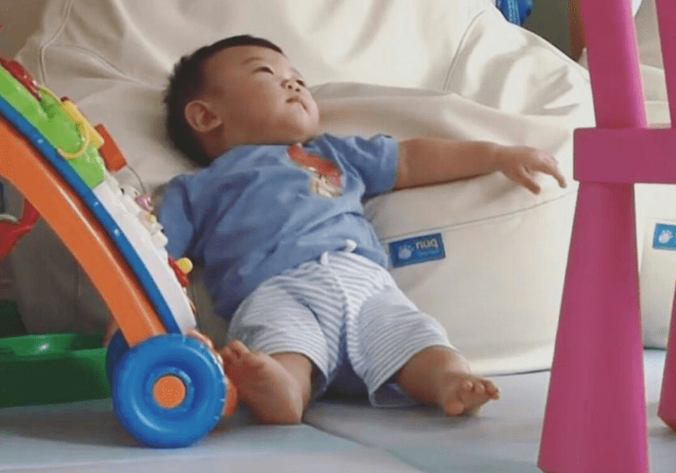 다리 꼬는 걸로 알아보는 시안이의 성장과정 | 인스티즈