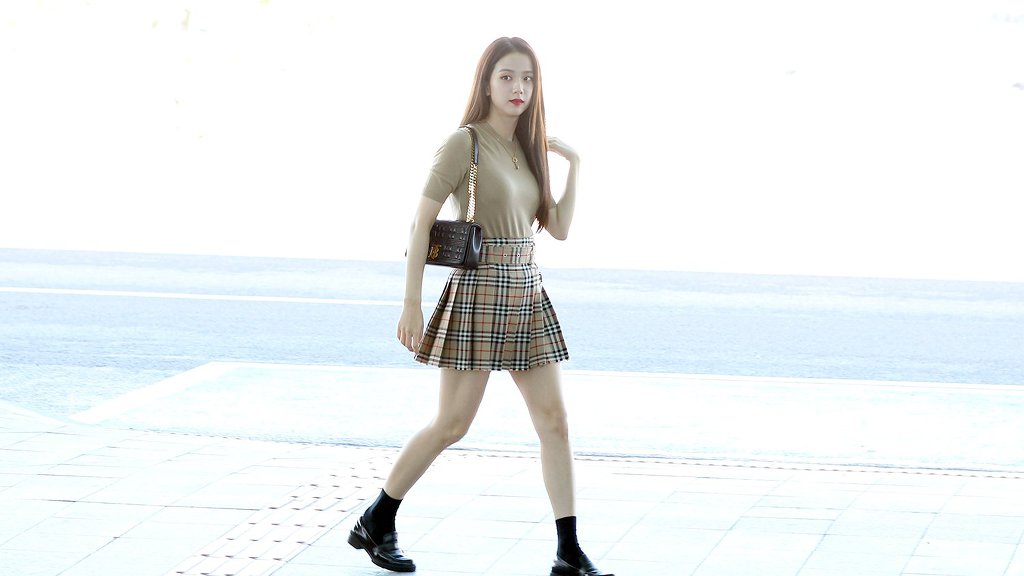 런던패션위크 참석하러 출국한 블랙핑크 지수.jpgif | 인스티즈