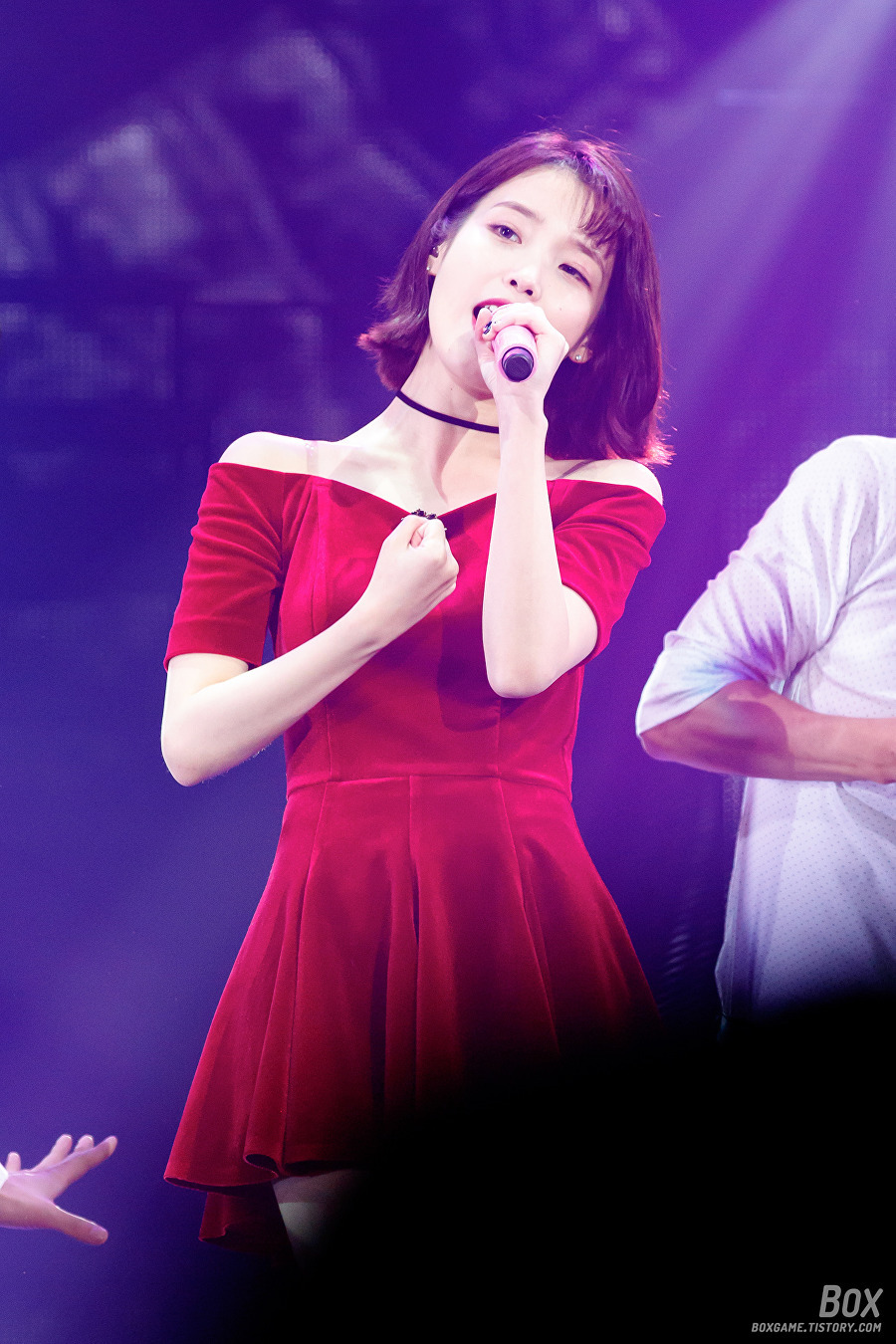 레드가 잘어울리는 아이유.jpgif | 인스티즈