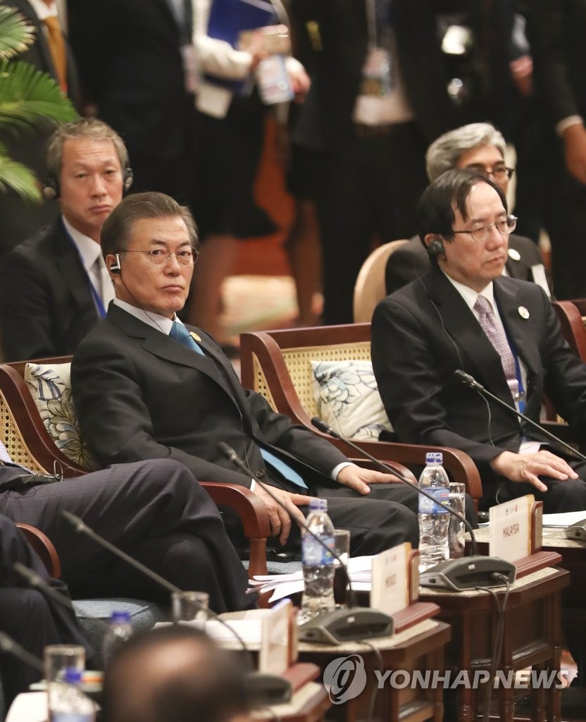 APEC 비공식 대화 회의장에서 문재인 대통령 | 인스티즈