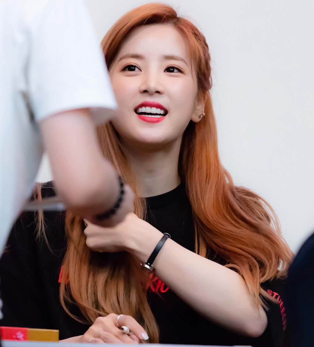 [에이핑크] 습한 날씨로 고통받고 있어서 박초롱 | 인스티즈