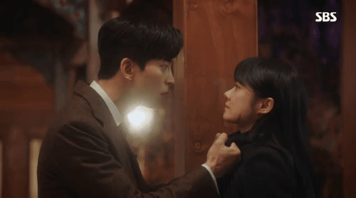 [황후의품격] 자신을 경멸하는 여주에게 점점 신경이 쓰이기 시작하는 쓰레기황제.gif | 인스티즈